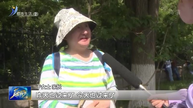 考场外的温情守候