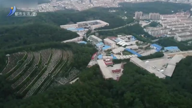 警用无人机空中指引 被困男孩顺利下山【威海广电讯】