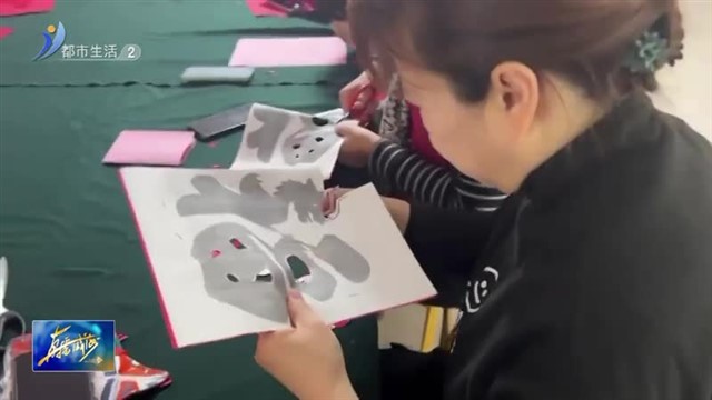 巧手剪窗花 传承中国美【威海广电讯】