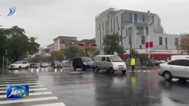 交警雨中执勤 保障市民平安出行【威海广电讯】
