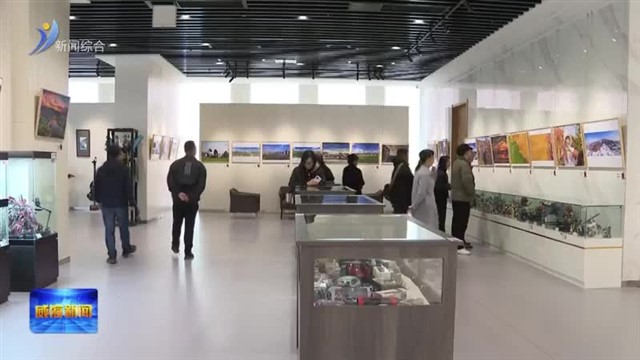 临港举办区城乡融合书画摄影作品展